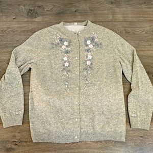 ⬇️ Vintage Light Gray Wool Cardigan Sweater with Floral Embroidery Sz L